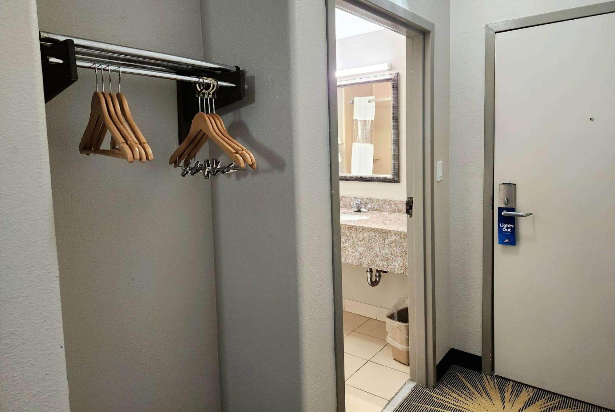 Days Inn By Wyndham Laplace- New Orleans Exterior photo